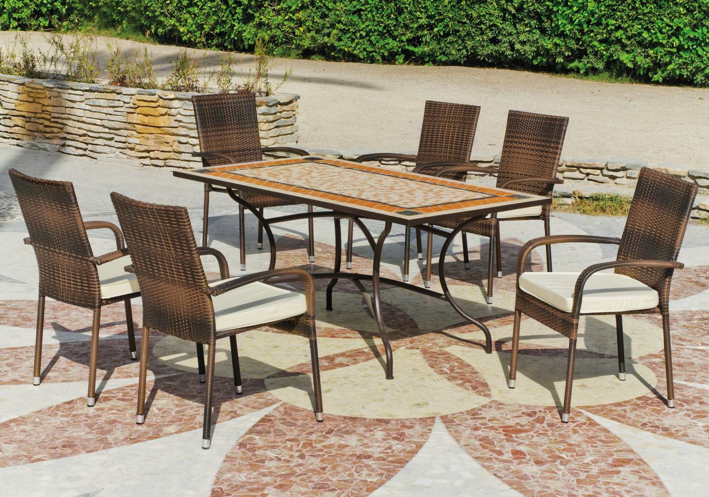 Conjunto para terraza o jardín de forja color bronce: 1 mesa con tablero mosaico + 4 sillones de ratán sintético + 4 cojines.