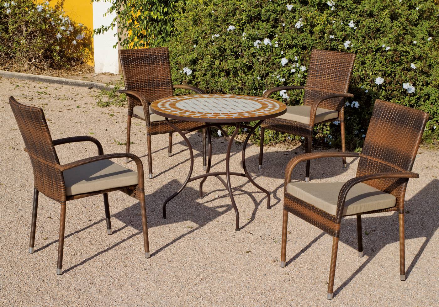 Conjunto de acero forjado para jardín: mesa redonda con tablero mosaico + 4 sillones de ratán sintético + 4 cojines.