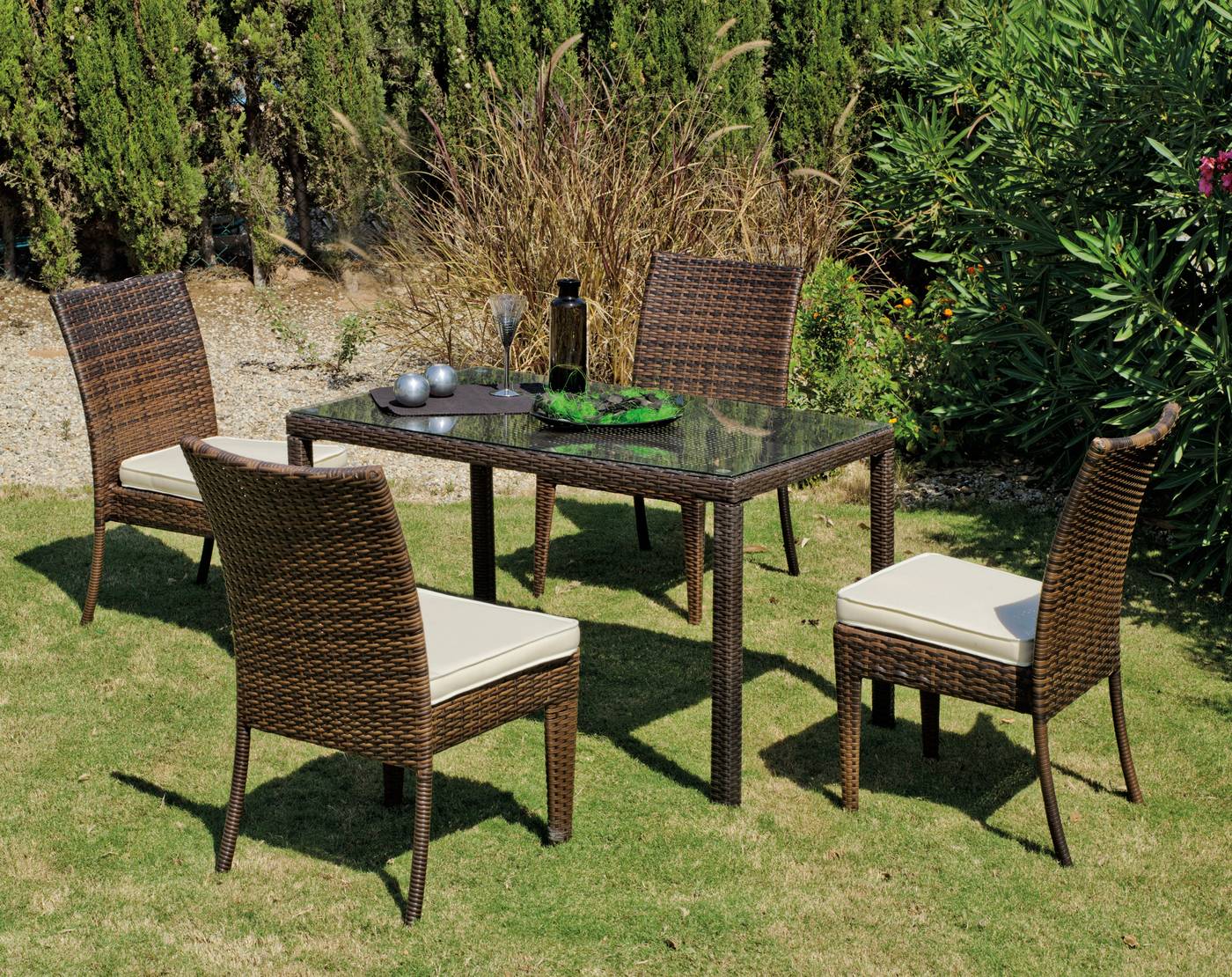 Cojunto ratán sintético color marrón: mesa de 110 cm. con tapa de cristal templado + 4 sillas apilables