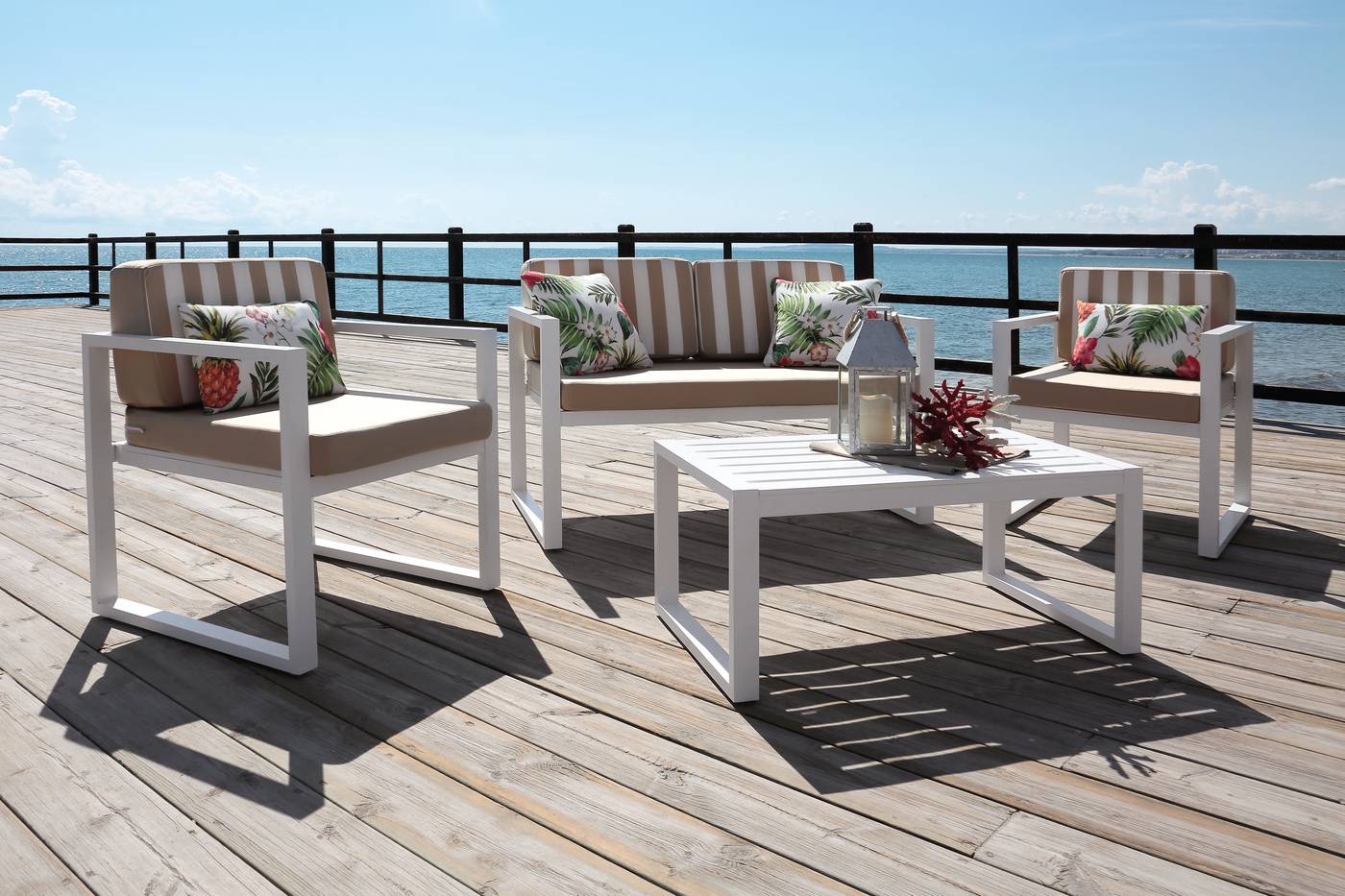 Conjunto aluminio : 1 sofá de 2 plazas + 2 sillones + 1 mesa de centro + cojines. Disponible en color blanco, plata o antracita.