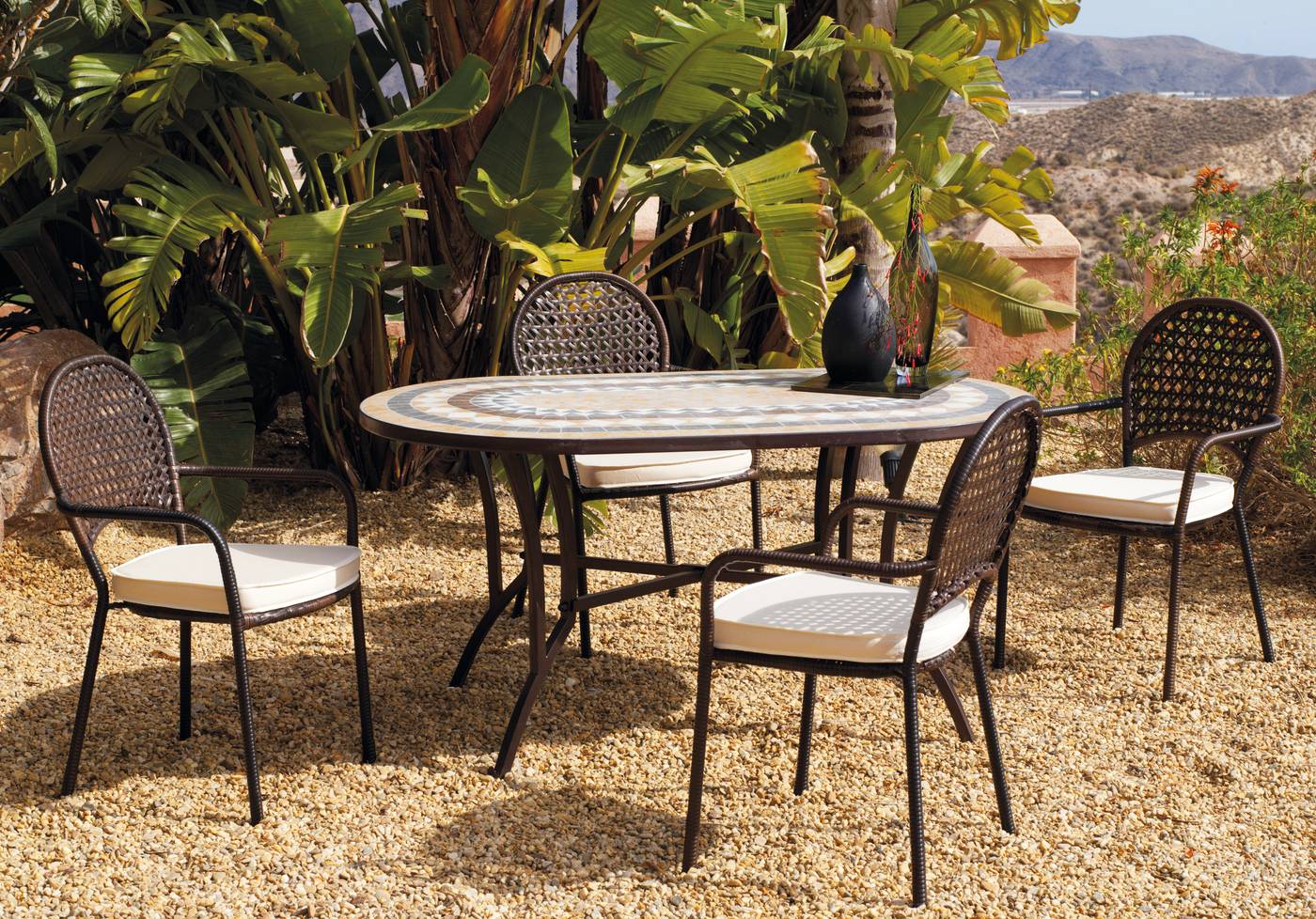 Conjunto para terraza o jardín de forja: 1 mesa ovalada con panel mosaico + 4 sillones de ratán sintético + 4 cojines.