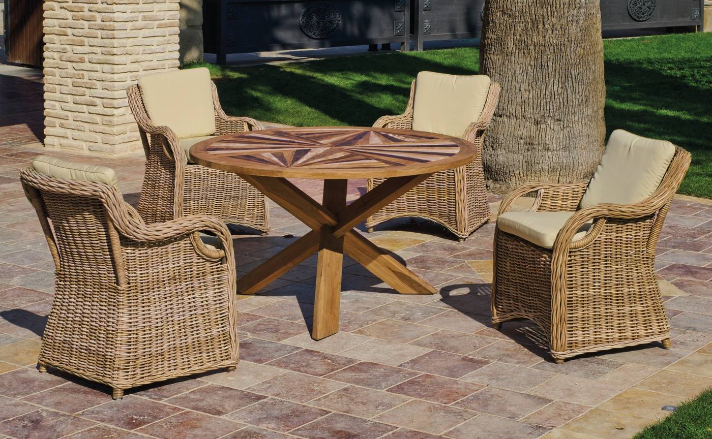 Conjunto para jardín fabricado sólo con materiales naturales: 4 sillones con cojines de ratán natural y mesa de madera de teka de 140 cm