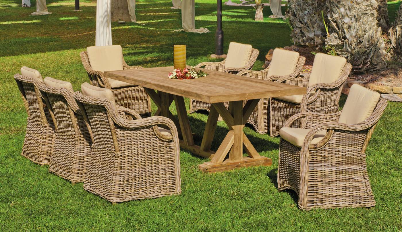 Conjunto para jardín fabricado sólo con materiales naturales: 6 sillones con cojines de ratán natural y mesa de madera de teka de 220 cm