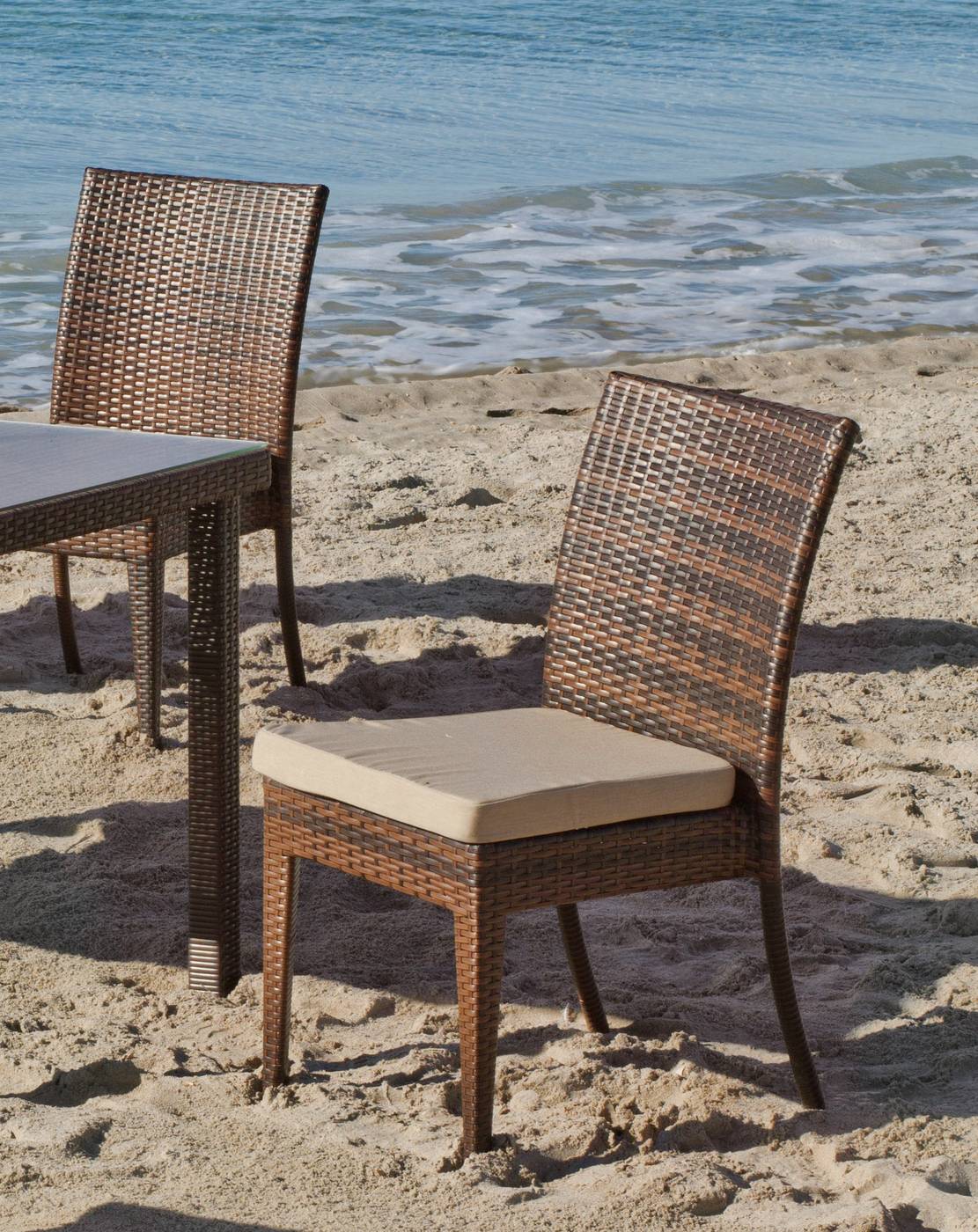 Conjunto Ratán Sint. Abedul - Cojunto de ratán sintético color marrón: mesa de 150 cm. con tapa de cristal templado + 4 sillas apilables + 4 cojines
