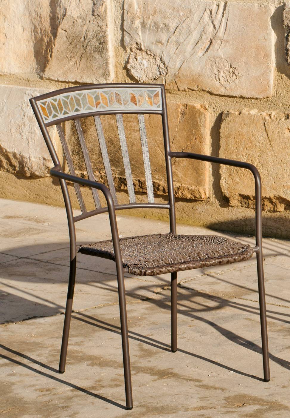 Lujoso sillón de forja color bronce, apilable, con asiento de ratán sintético