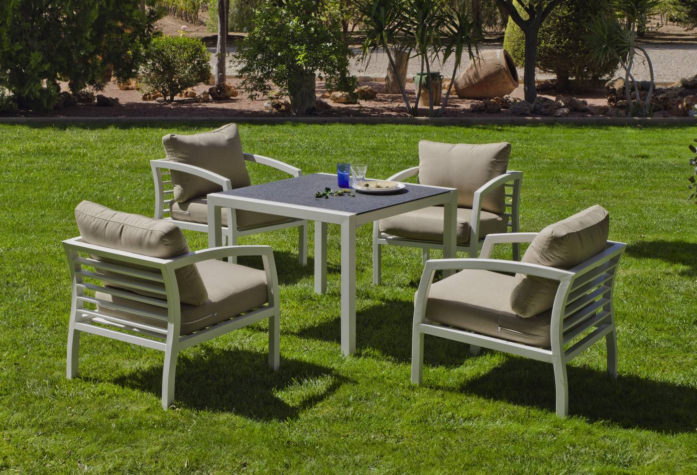 Conjunto jardín de aluminio color blanco: mesa de comedor cuadrada + 4 sillones con cojines