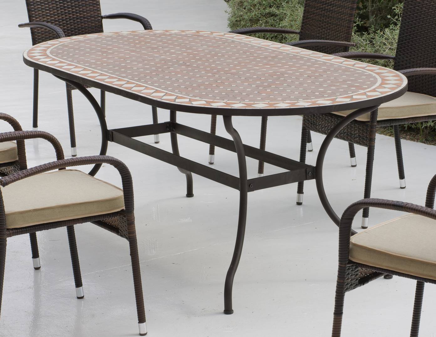 Mesa mosaico. Estructura de acero forjado con patas reforzadas y panel de mosaico. Mesa válida para 6 sillones.
