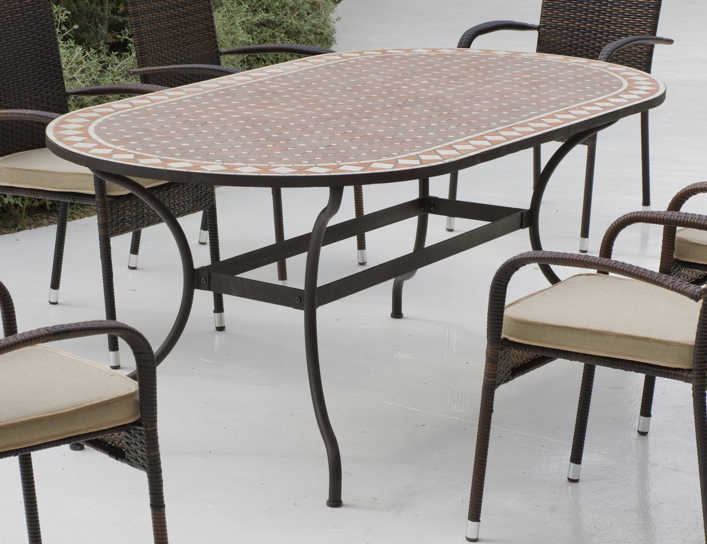 Mesa mosaico. Estructura de acero forjado con patas reforzadas y panel de mosaico. Mesa válida para 8 sillones.
