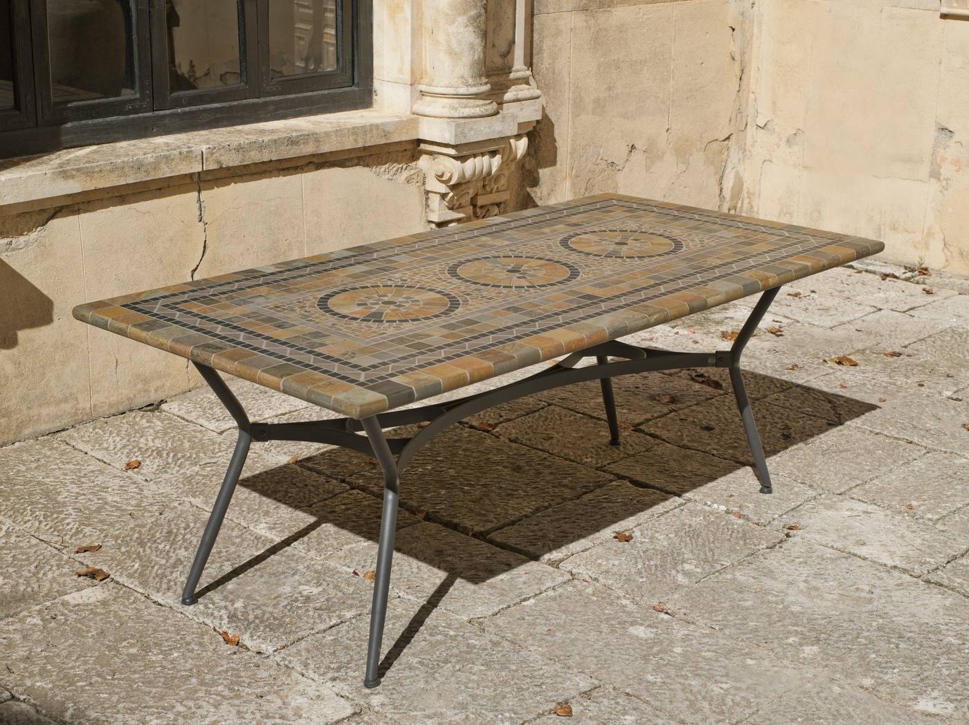 Mesa mosaico de lujo. Estructura de acero forjado con patas reforzadas y panel de mosaico. Mesa válida para 8 sillones.