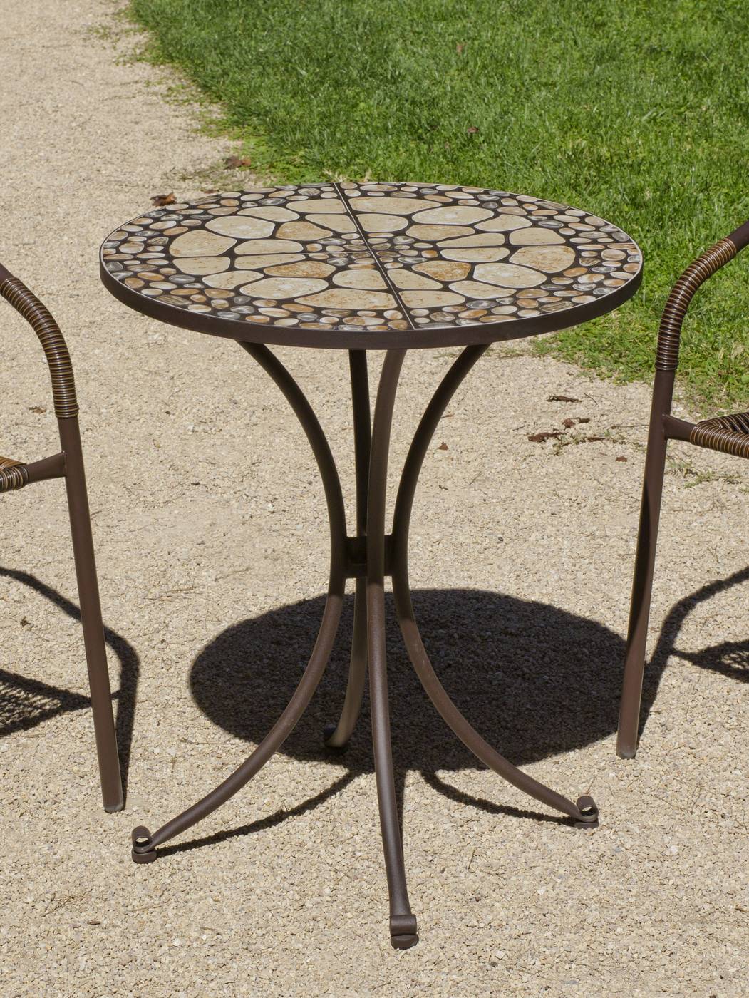 Conjunto Mosaico Manila-Brasil 60-2 - Conjunto de forja para jardín: 1 mesa mosaico redonda + 2 sillones de acero y wicker.