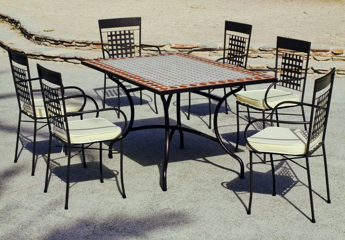 Conjunto de forja para jardín o terraza: 1 mesa de forja con panel mosaico + 4 sillones de forja + 4 cojines. Mesa válida para 6 sillones.