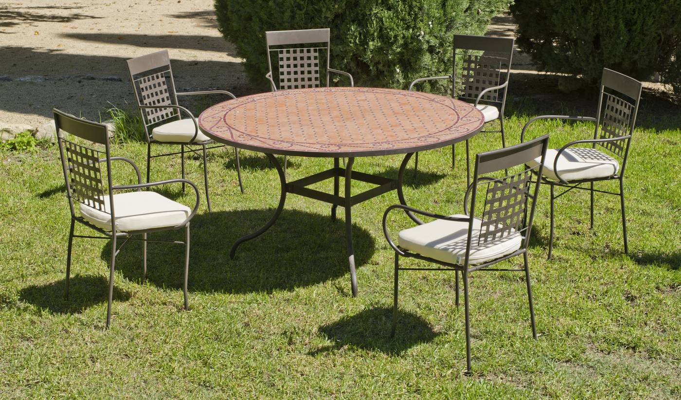 Conjunto para jardín y terraza de forja: 1 mesa con panel mosaico + 6 sillones de forja + 6 cojines.