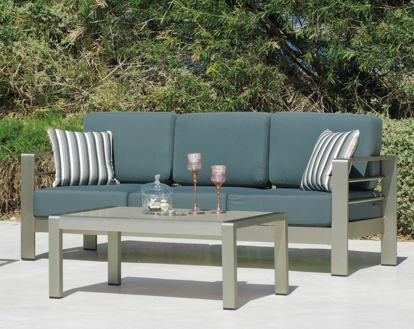 Sofá relax 3 plazas de aluminio con cojines gran confort desenfundables.
