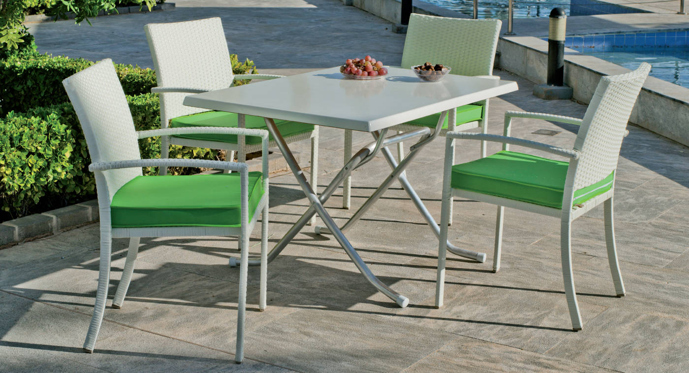 Conjunto aluminio: mesa rectangular plegable con tablero de hevegalite y 4 sillones de huitex