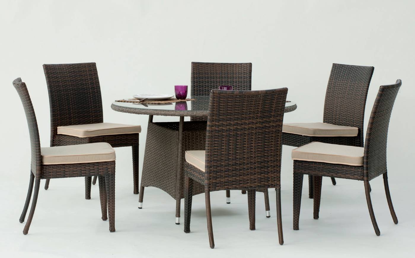 Conjunto de ratán sintético: mesa redonda de 120 cm. y 6 sillas apilables con cojines