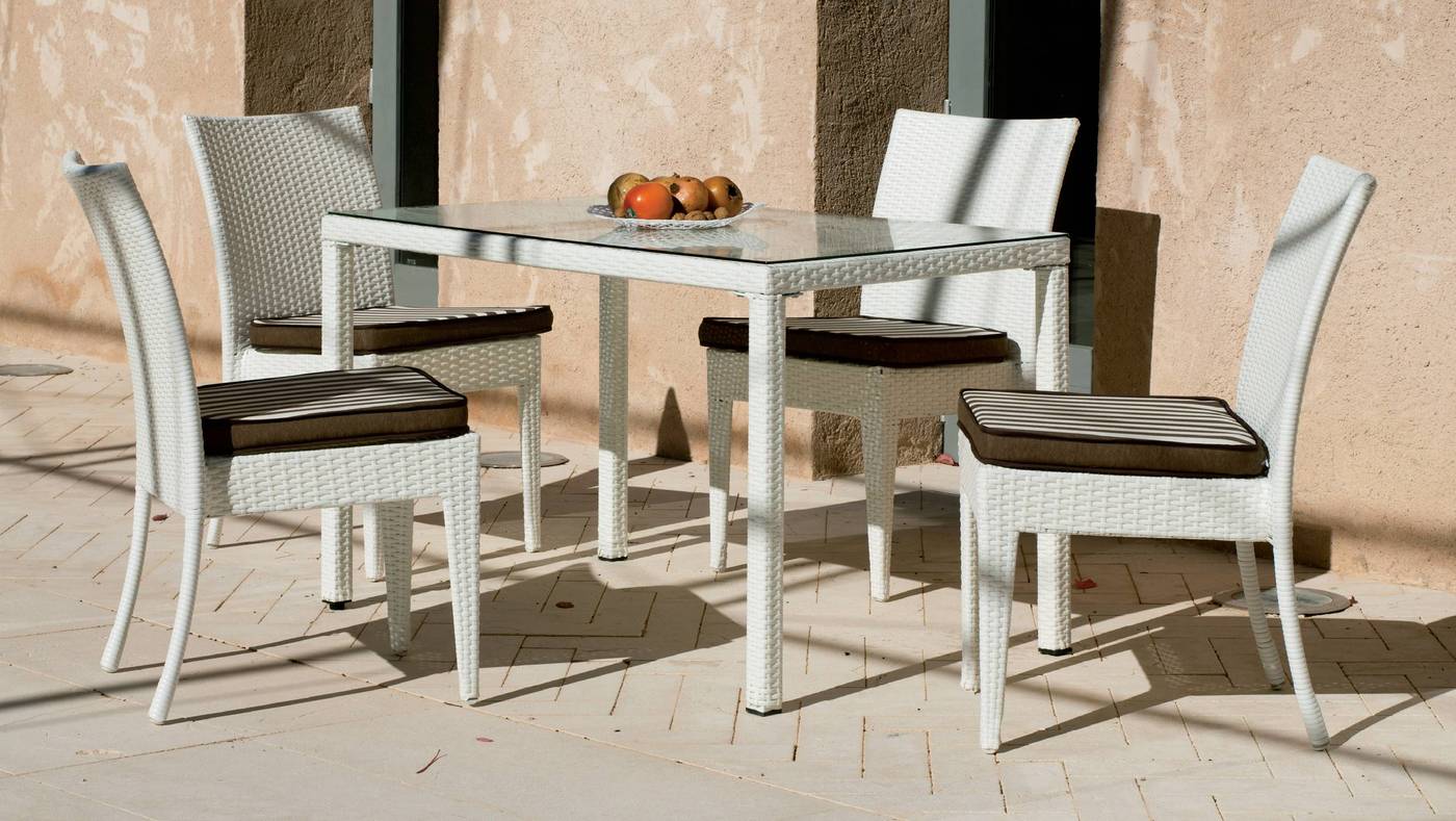 Conjunto de jardín: mesa de 120 cm. con tapa de cristal templado y 4 sillas con cojines