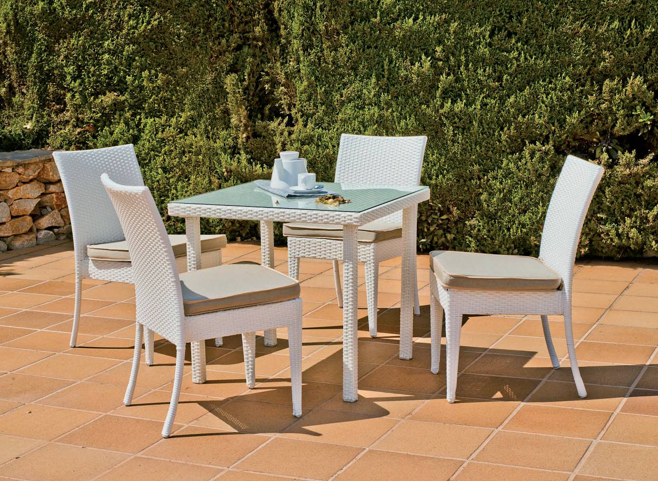 Conjunto de jardín: mesa cuadrada de 80 cm. con tapa de cristal templado y 4 sillas con cojines