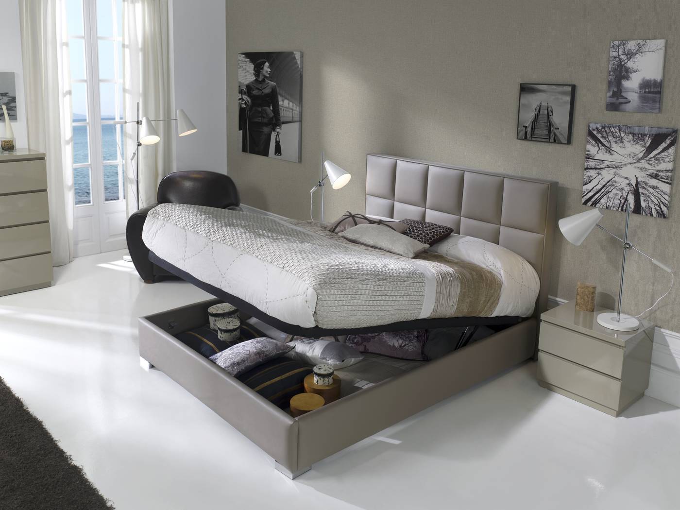 Cama con canapé abatible tapizada en polipiel, tela o terciopelo, para cama de 150 cm, disponible en varios colores.
