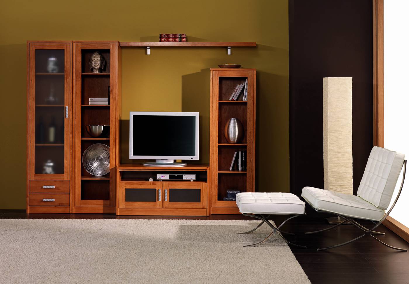 Composición de madera de pino: vitrina + librero alto + módulo TV + librero bajo + estante