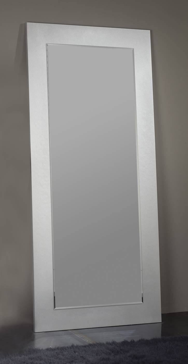 Espejo alto rectangular, con marco lacado en color plata brillo