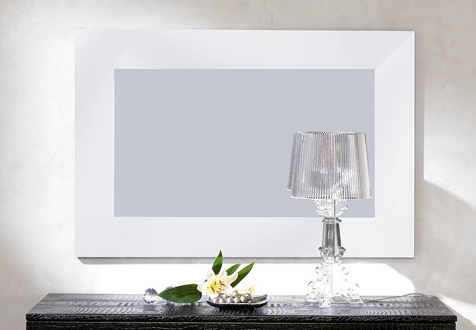Espejo rectangular, con marco lacado en color blanco satinado