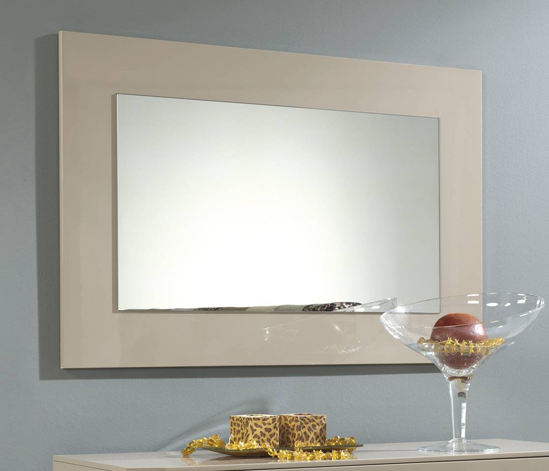 Espejo rectangular, con marco lacado en color moka brillo