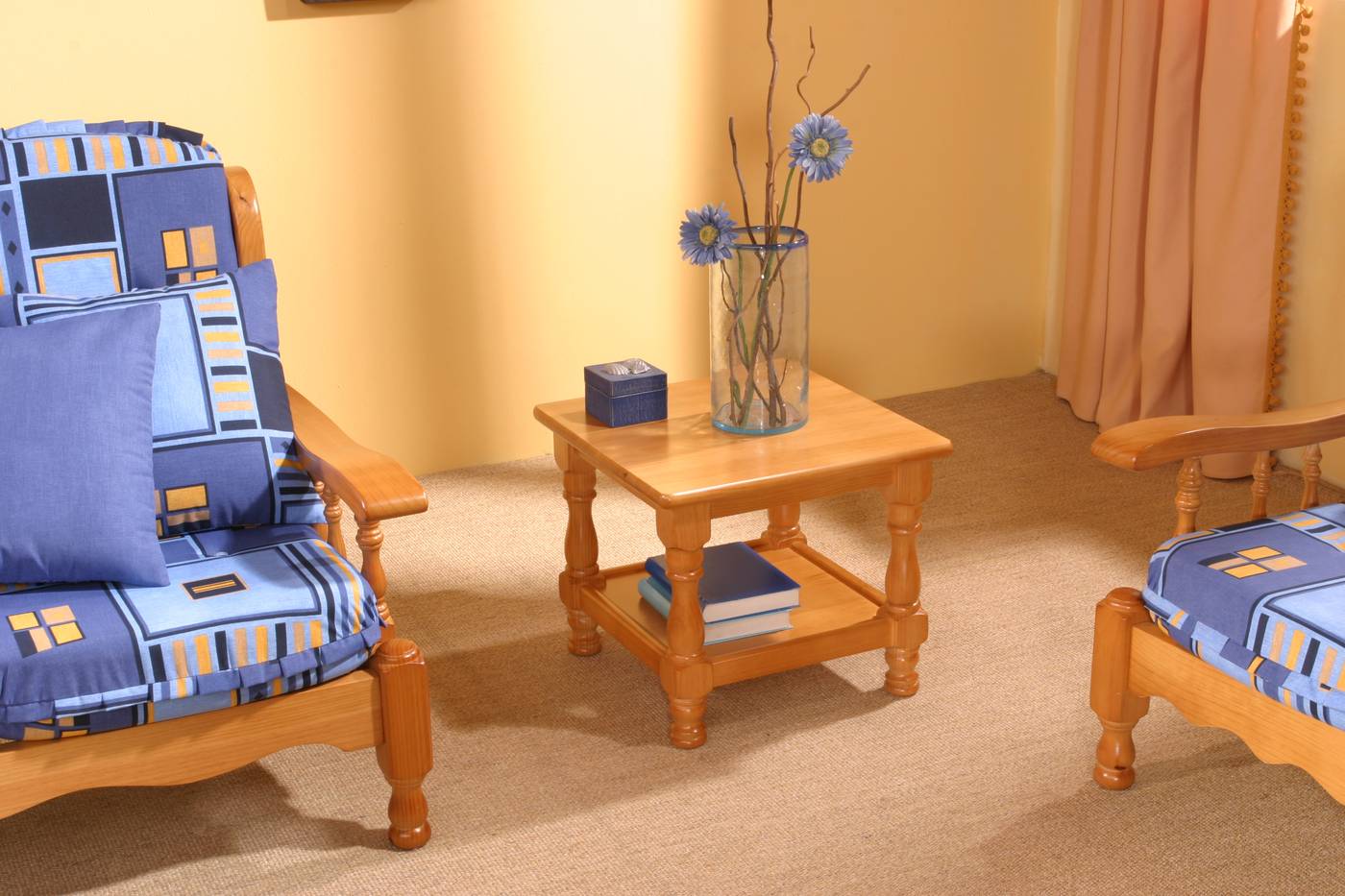 Mesa de rincón cuadrada. Con revistero y tapa de madera. Fabricada de madera de pino maciza. Disponible en varios colores.