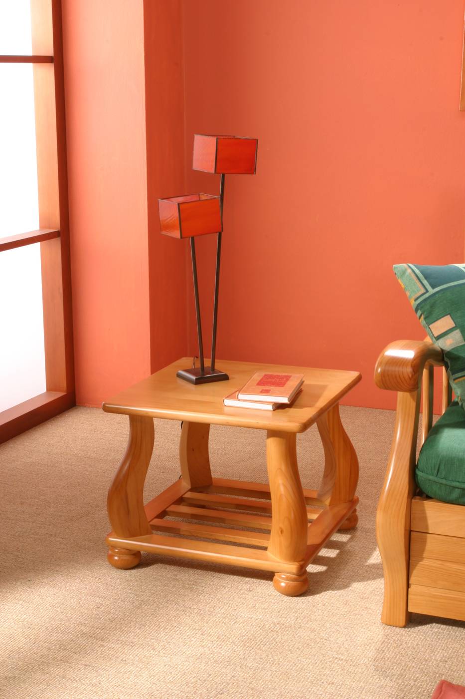 Mesa de rincón de madera de pino maciza, con revistero y tapa de madera. Disponible en varios colores.