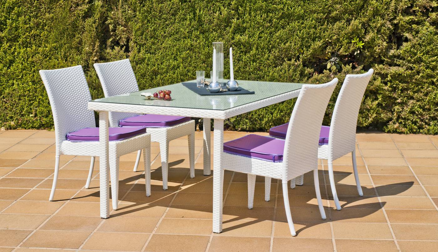 Conjunto de jardín: mesa de 150 cm. con tapa de cristal templado y 4 sillas con cojines