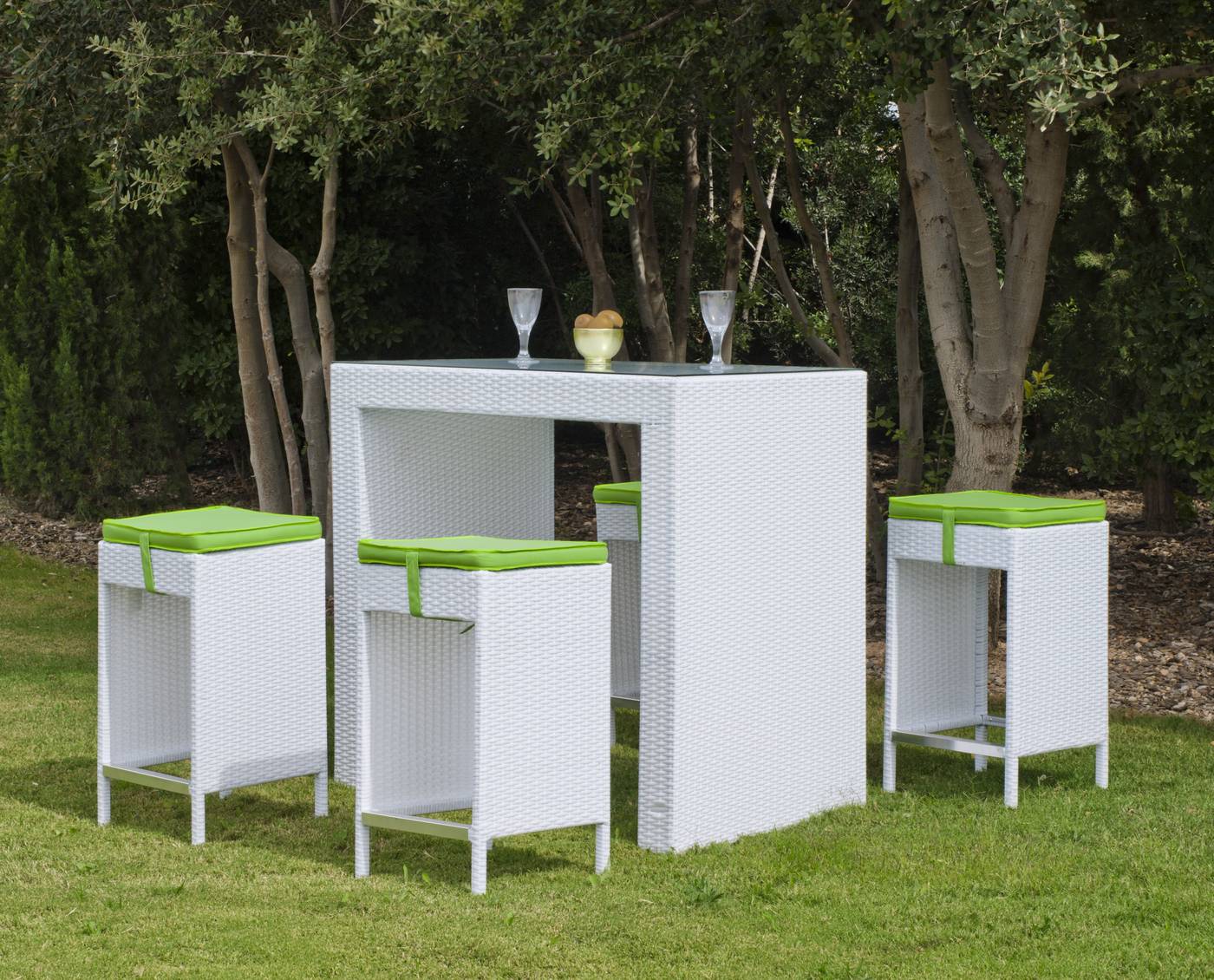 Conjunto para jardín de ratán sintético color blanco: mesa bar con tapa de cristal templado y 4 taburetes con cojines