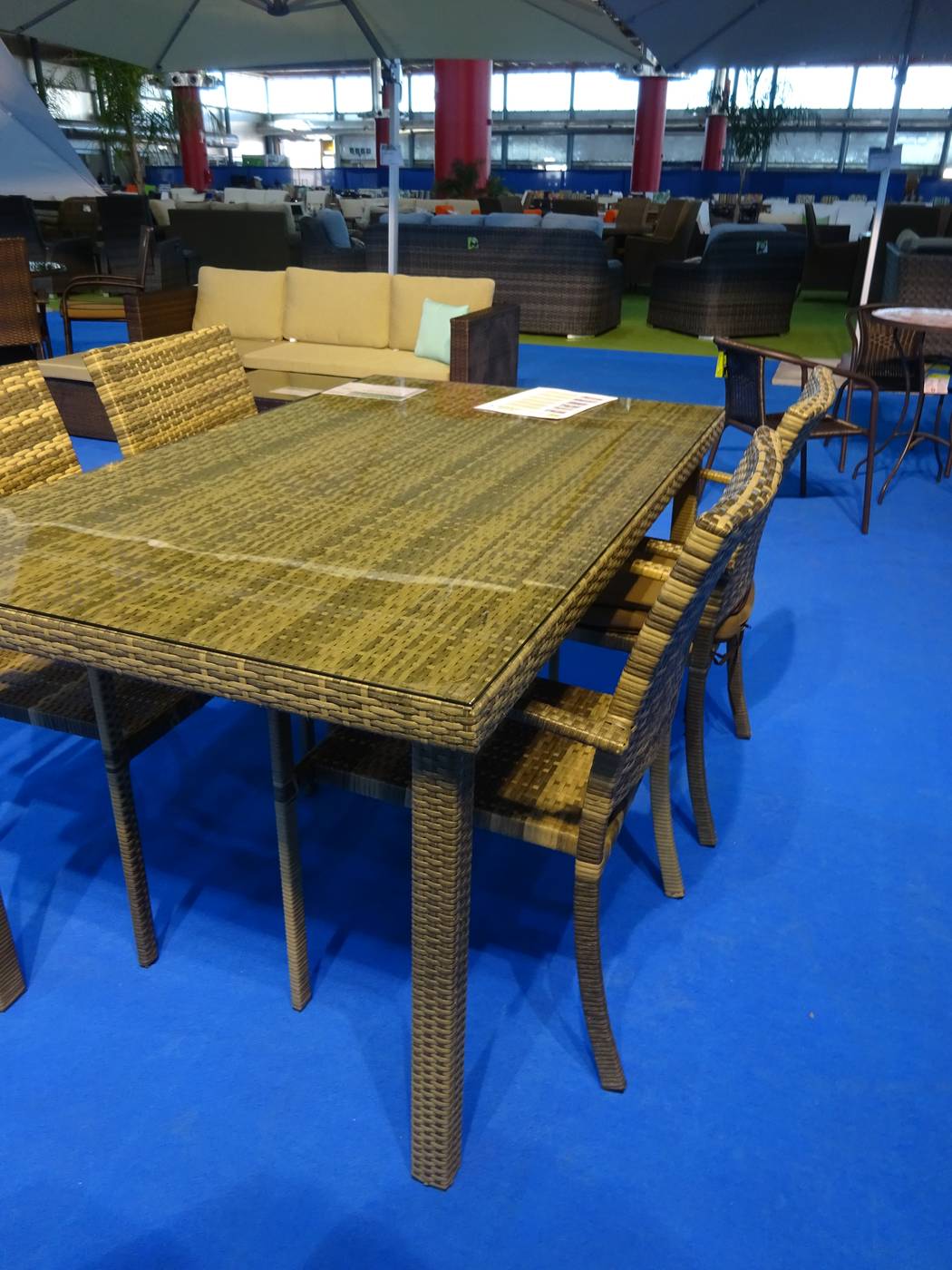 Conjunto Ratán Sint. Abasari-150 - Conjunto de fibra sintetica color marrón tostado: mesa con tapa de cristal templado + 4 sillones apilables con cojines