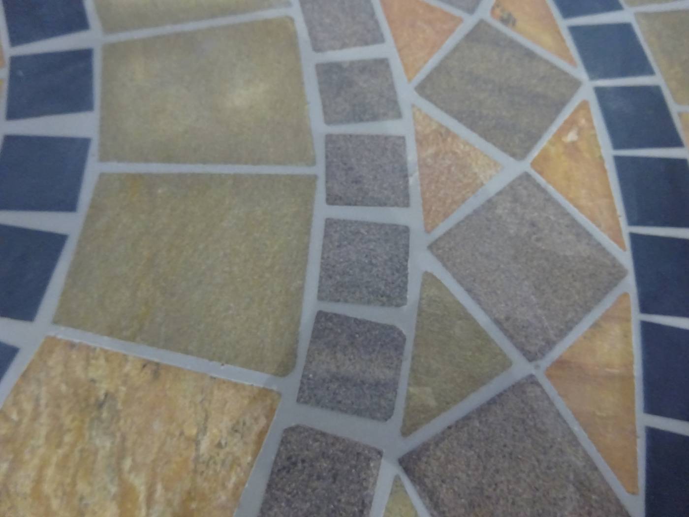 Set Mosaico Leila/Ampurias-100/4 - Conjunto de forja color gris: 1 mesa redonda con panel mosaico de marmol + 4 sillones de ratán sintético + 4 cojines