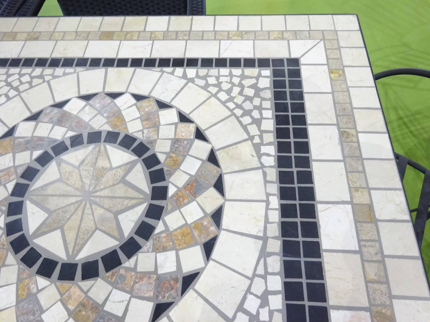 Set Mosaico Shifa-Ampurias 160-6 - Conjunto de forja color gris: 1 mesa con panel mosaico de marmol  + 6 sillones de ratán sintético + 6 cojines.