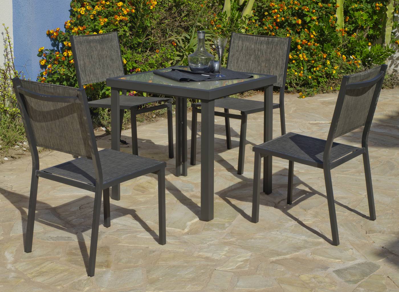 Conjunto de aluminio color antracita: 1 mesa cuadrada de 70 cm. + 4 sillas de alumino y textilen