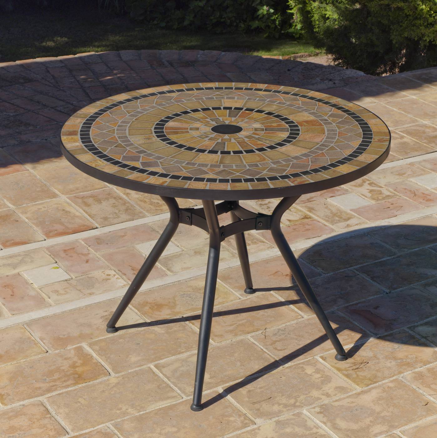 Mesa redonda de acero forjado, con tablero mosaico de 100 cm.