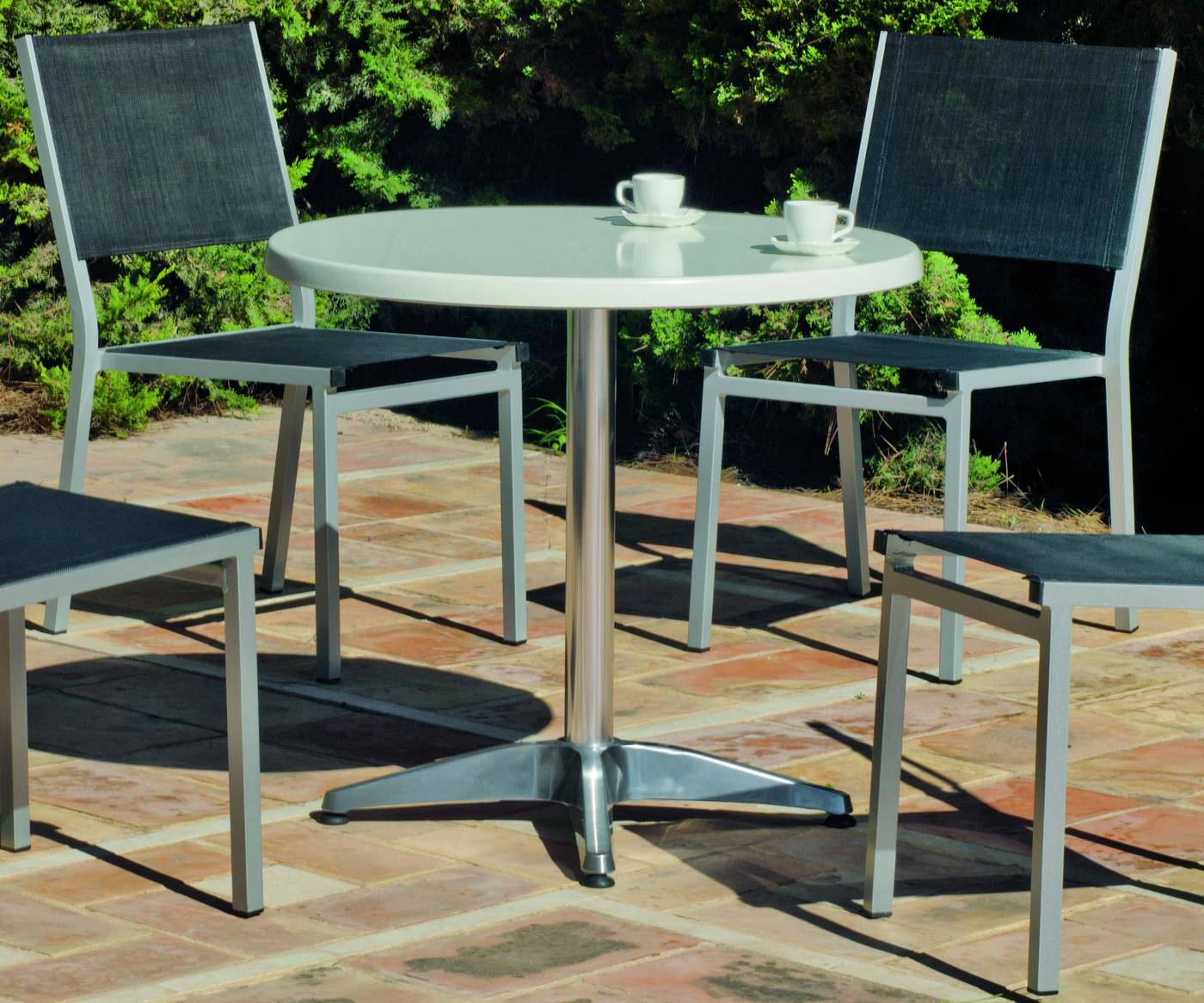 Set Aluminio Luna/Sion-80/4 - Conjunto aluminio: mesa redonda de aluminio, con tablero de Hevegalite  de 80 cm. y 4 sillas de aluminio color plata y textilen color gris