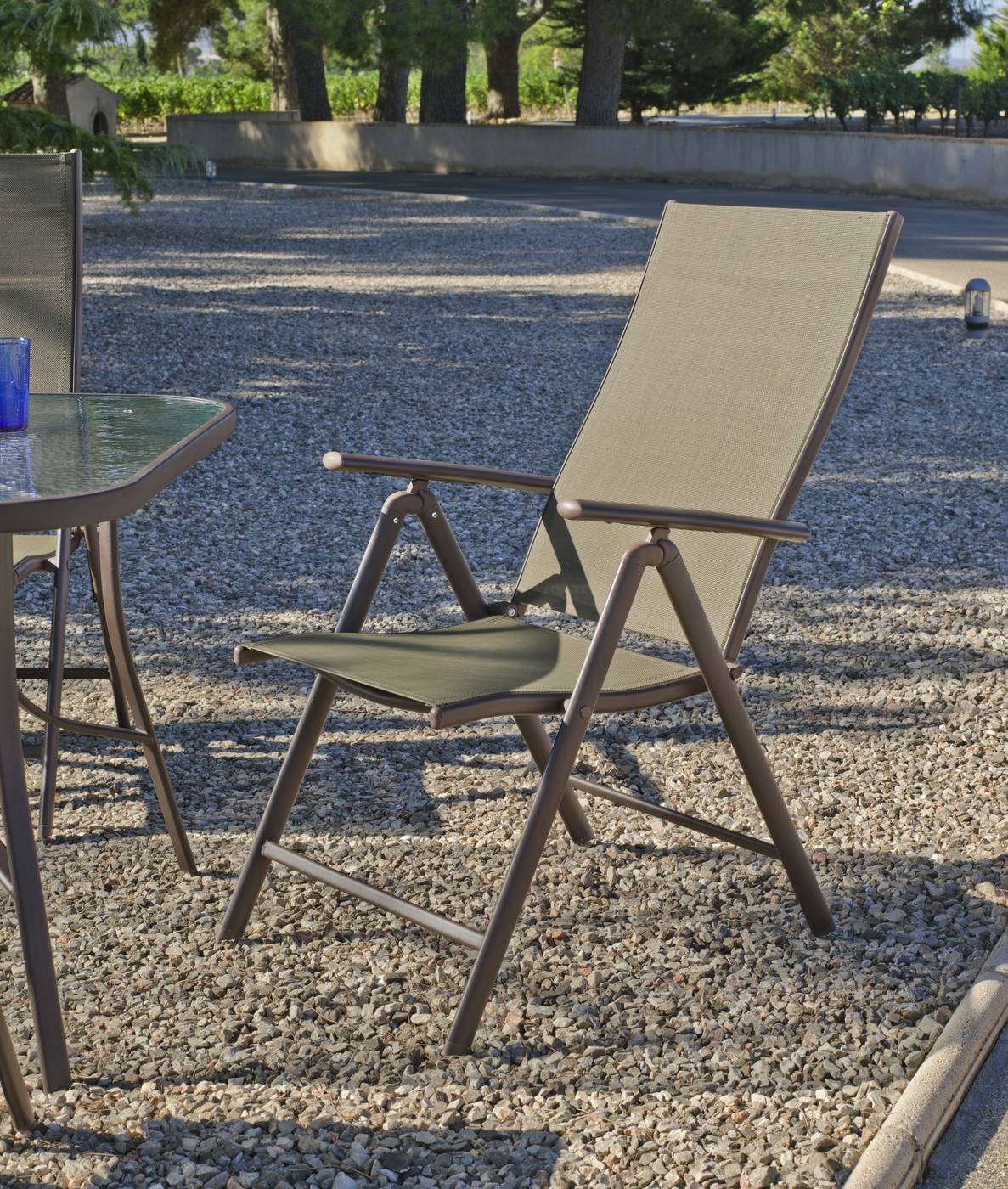 Set Acero Macao 150-4TB - Conjunto para jardiín color bronce: mesa de 150 cm con tapa de cristal templado + 4 tumbonas plegables multiposiciones