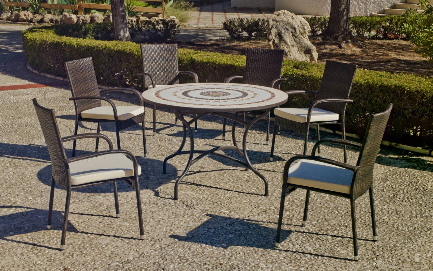 Conjunto para jardín y terraza de forja: 1 mesa redonda con panel de mosaico + 6 sillones de ratán sintético + 6 cojines