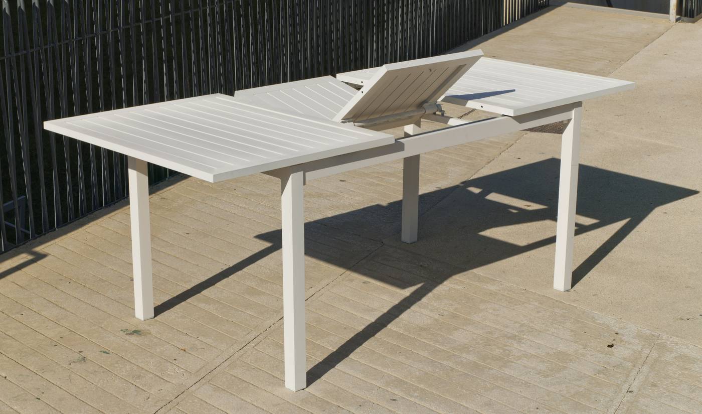 Mesa rectangular de aluminio con tablero lamas de aluminio extensible. Disponible en 2 tamaños y en varios colores.