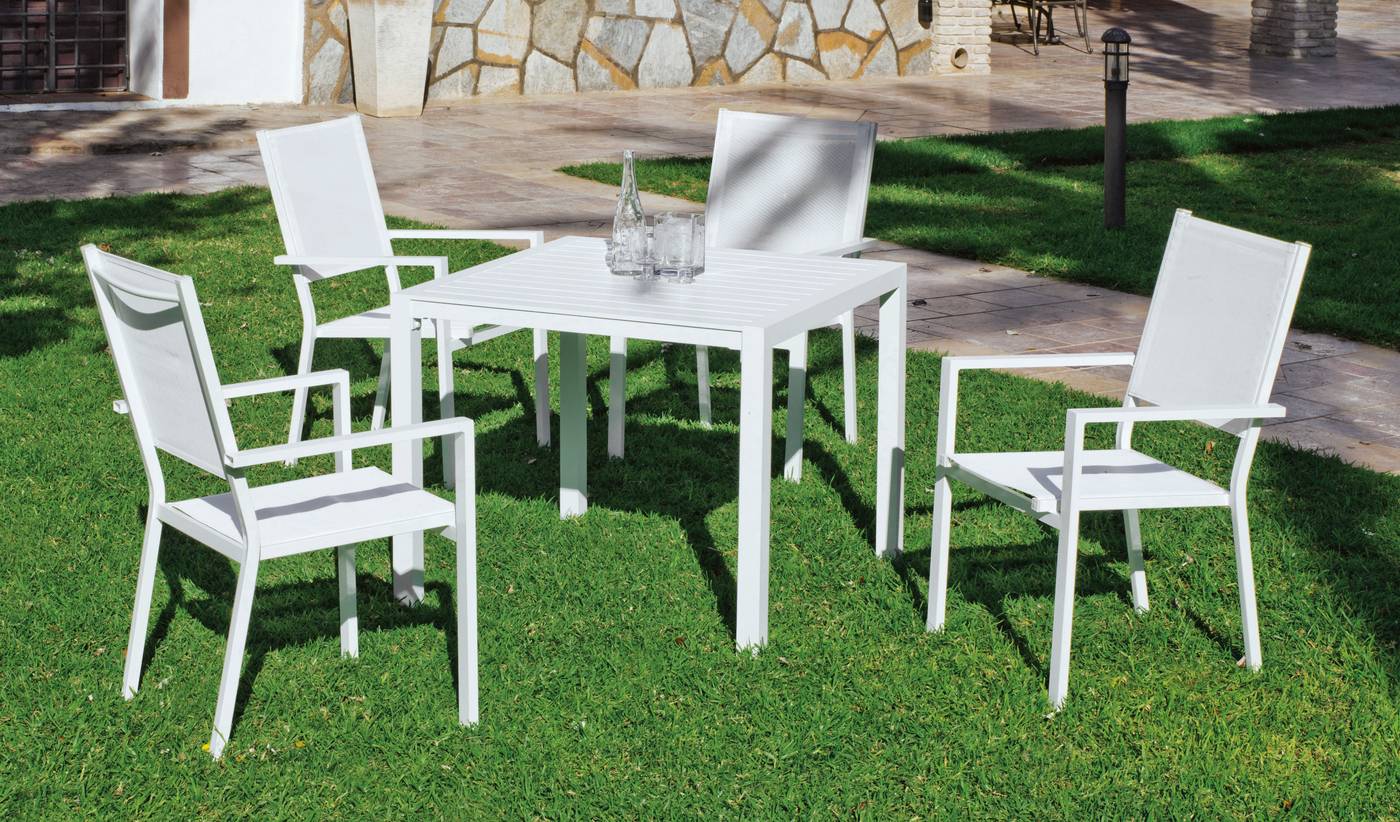 Mesa cuadrada de aluminio  con tablero lamas de aluminio + 4 sillones de aluminio y textilen. Disponible en color blanco, antracita, champagne, plata o marrón.