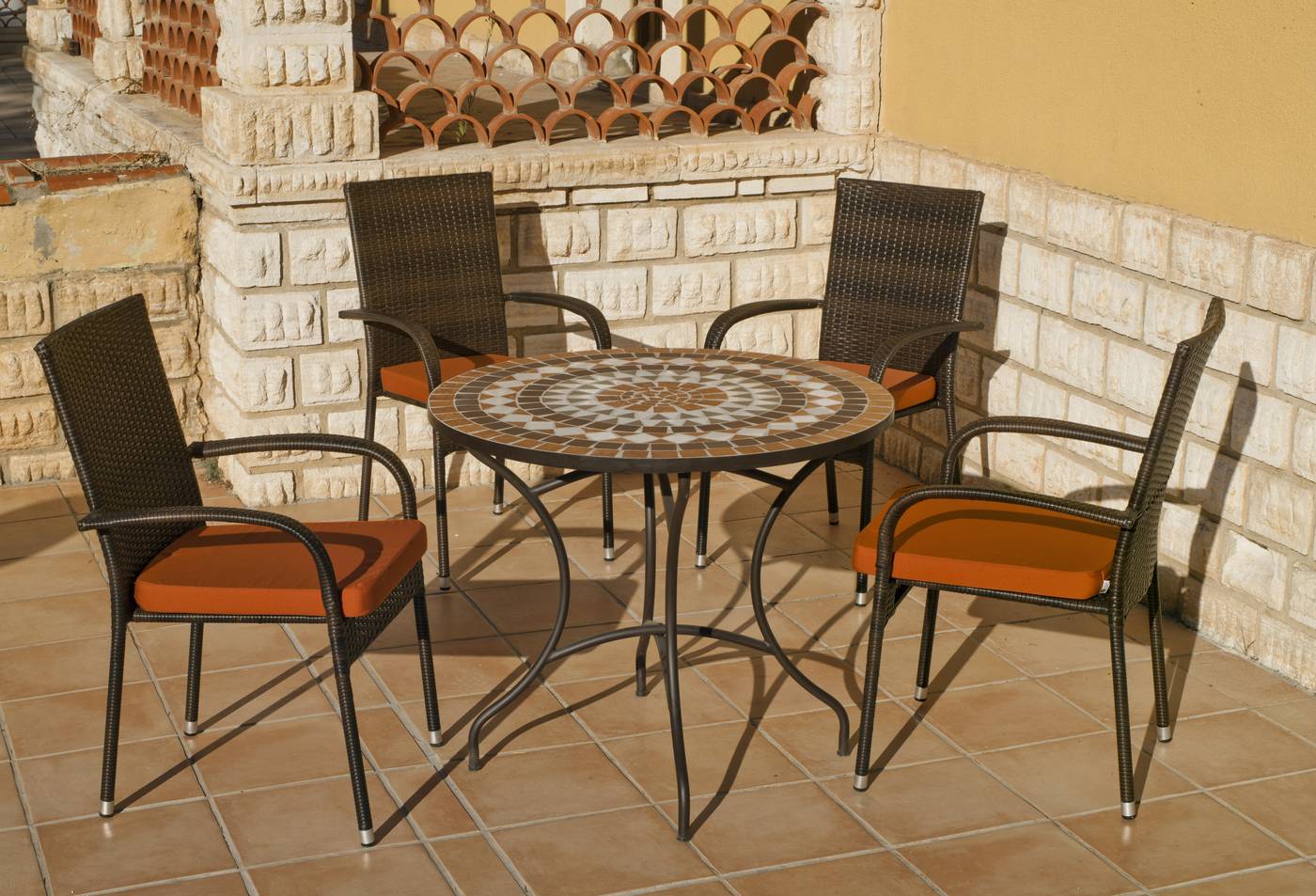 Conjunto para jardín o terraza de forja: 1 mesa con panel mosaico + 4 sillones de ratán sintético + 4 cojines