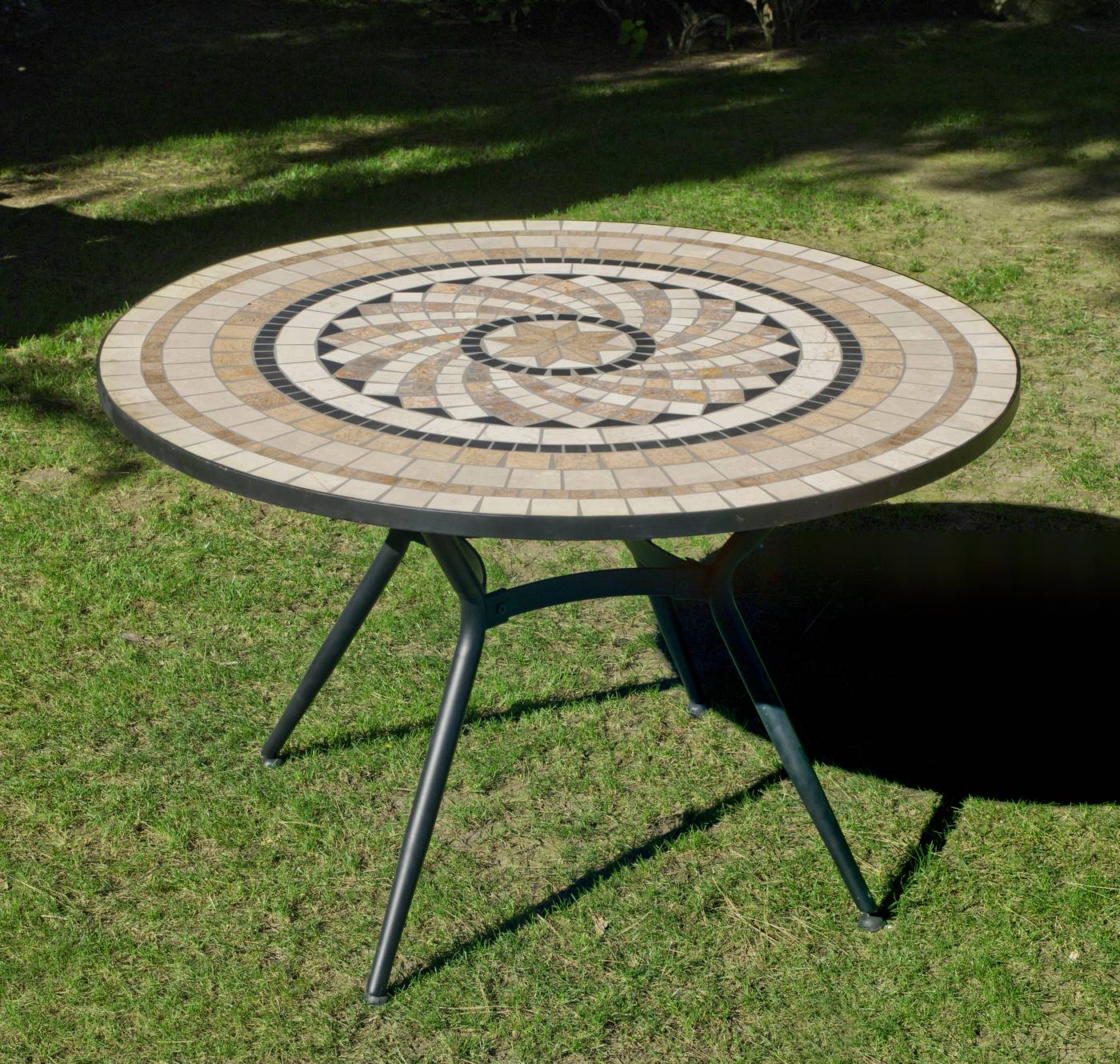 Mesa redonda de acero forjado color antracita, con tablero mosaico de 120 cm.