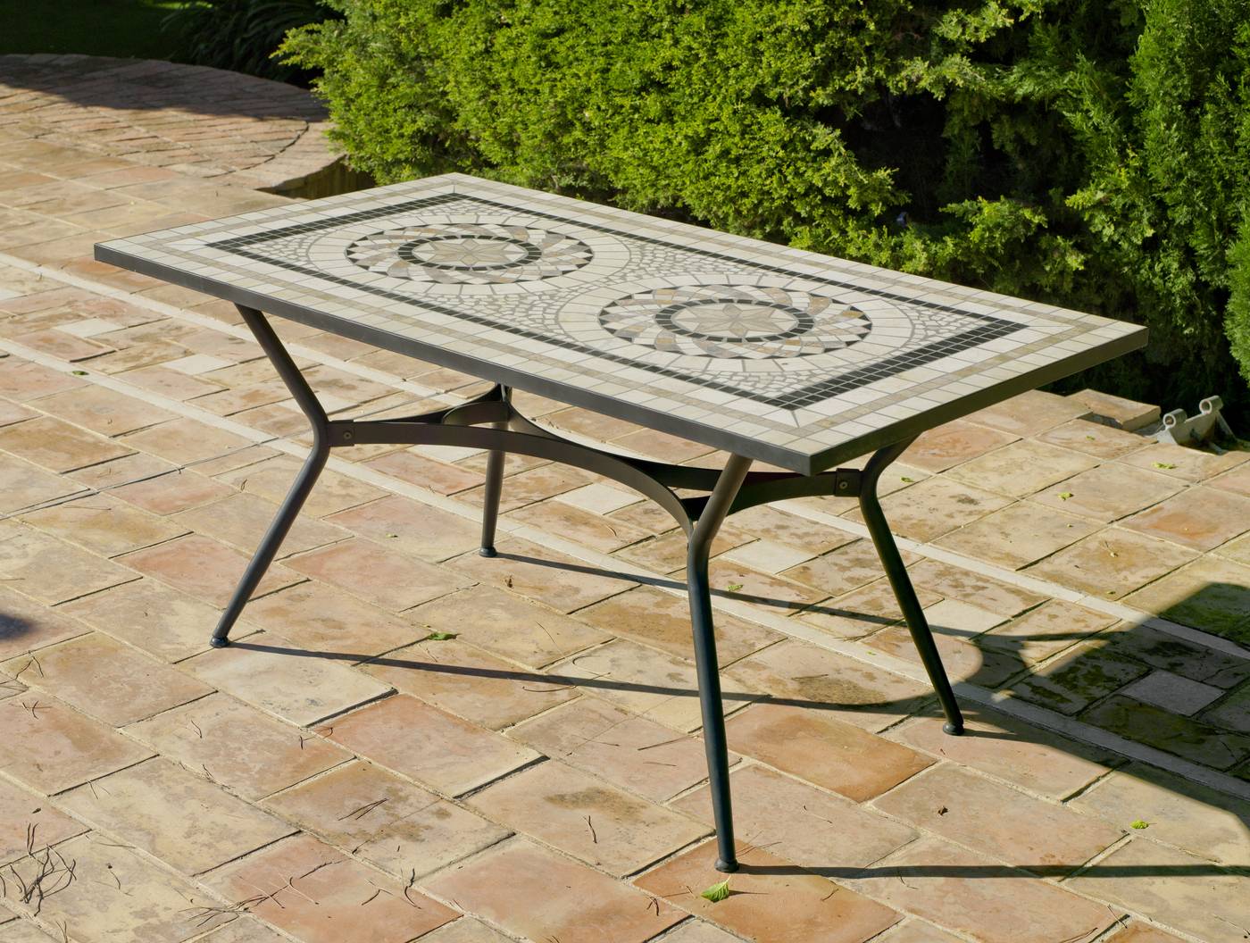 Mesa de forja para jardín, con patas reforzadas color antracita y panel de mosaico de marmol de 160 cm.