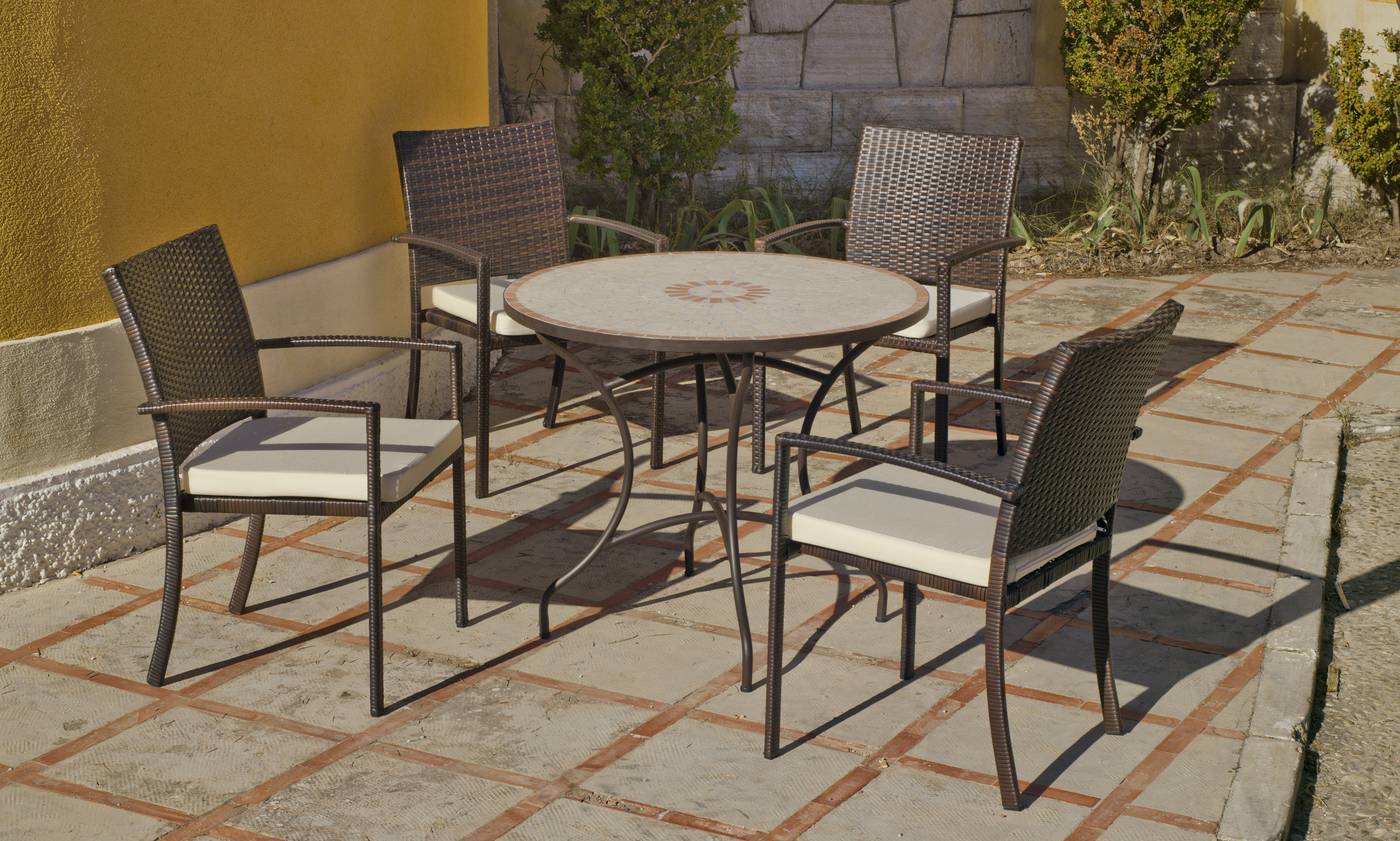 Conjunto para jardín y terraza de forja: 1 mesa con panel mosaico + 4 sillones de ratán sintético + 4 cojines.