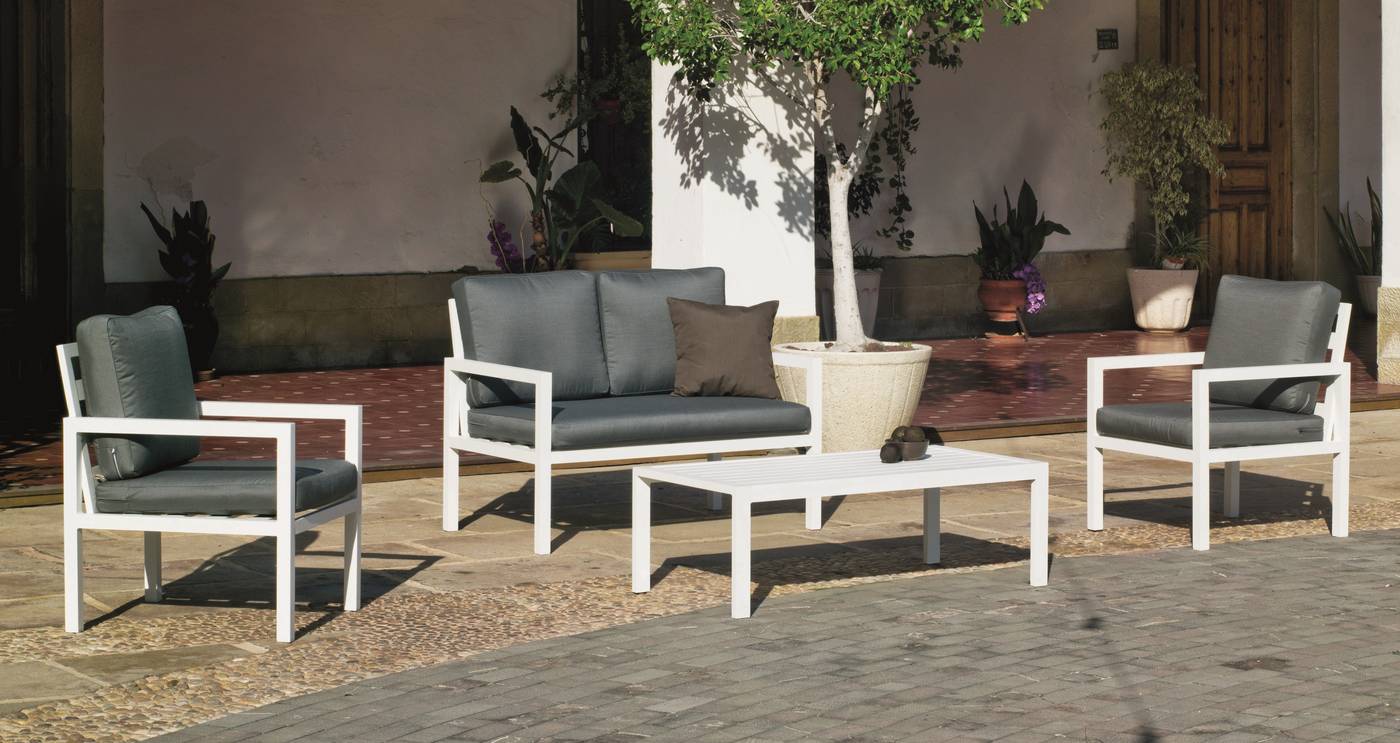 Conjunto aluminio: 1 sofá de 2 plazas + 2 sillones + 1 mesa de centro + cojines. Estructura aluminio de color blanco o antracita.