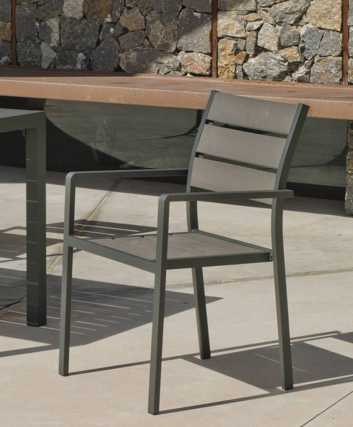 Set Aluminio Palma-Eden 150-4 - Conjunto aluminio color antracita: Mesa con tablero de lamas de aluminio + 4 sillones con asiento y respado de lamas de poliwood.