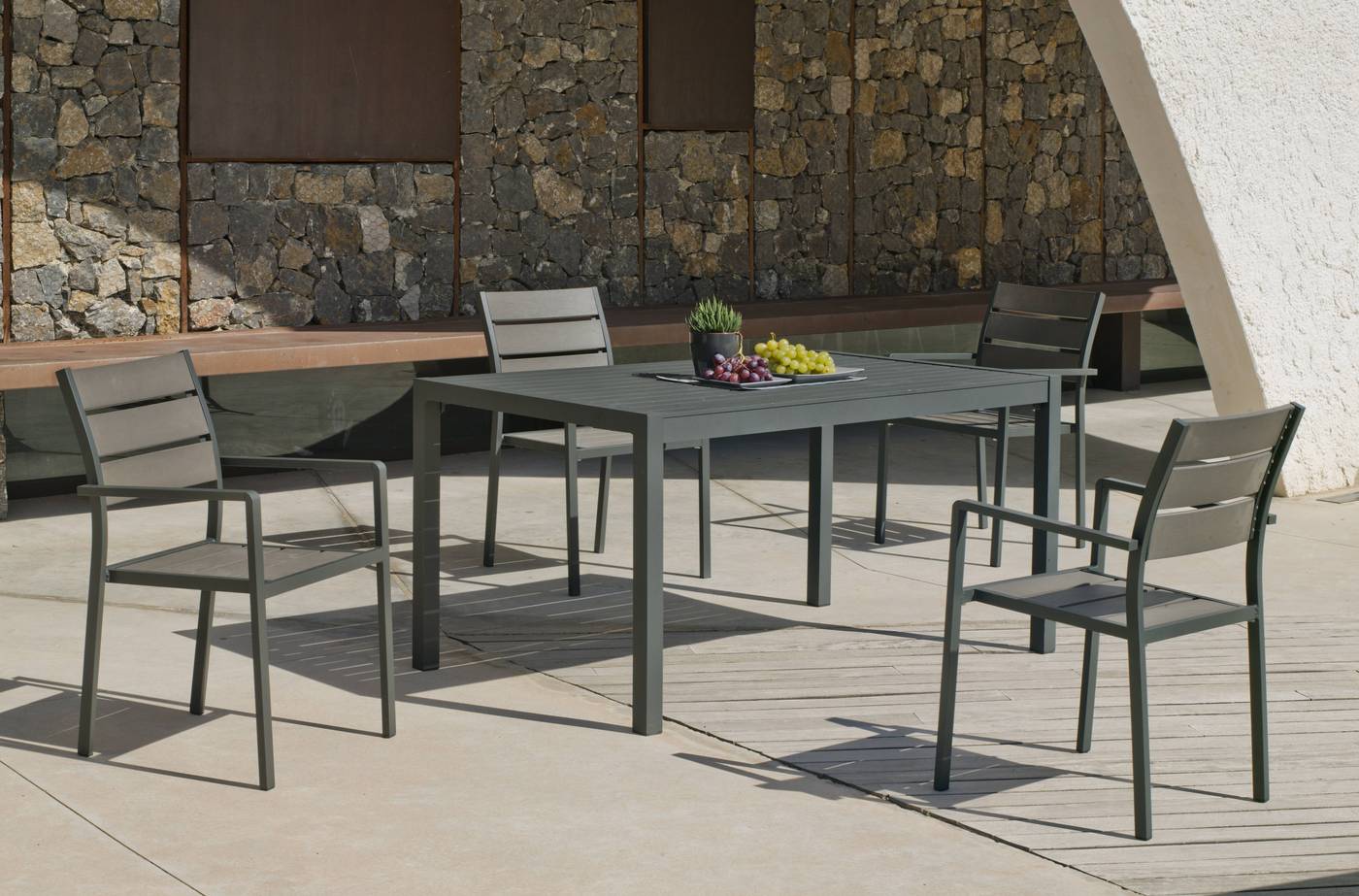 Conjunto aluminio color antracita: Mesa con tablero de lamas de aluminio + 4 sillones con asiento y respado de lamas de poliwood.