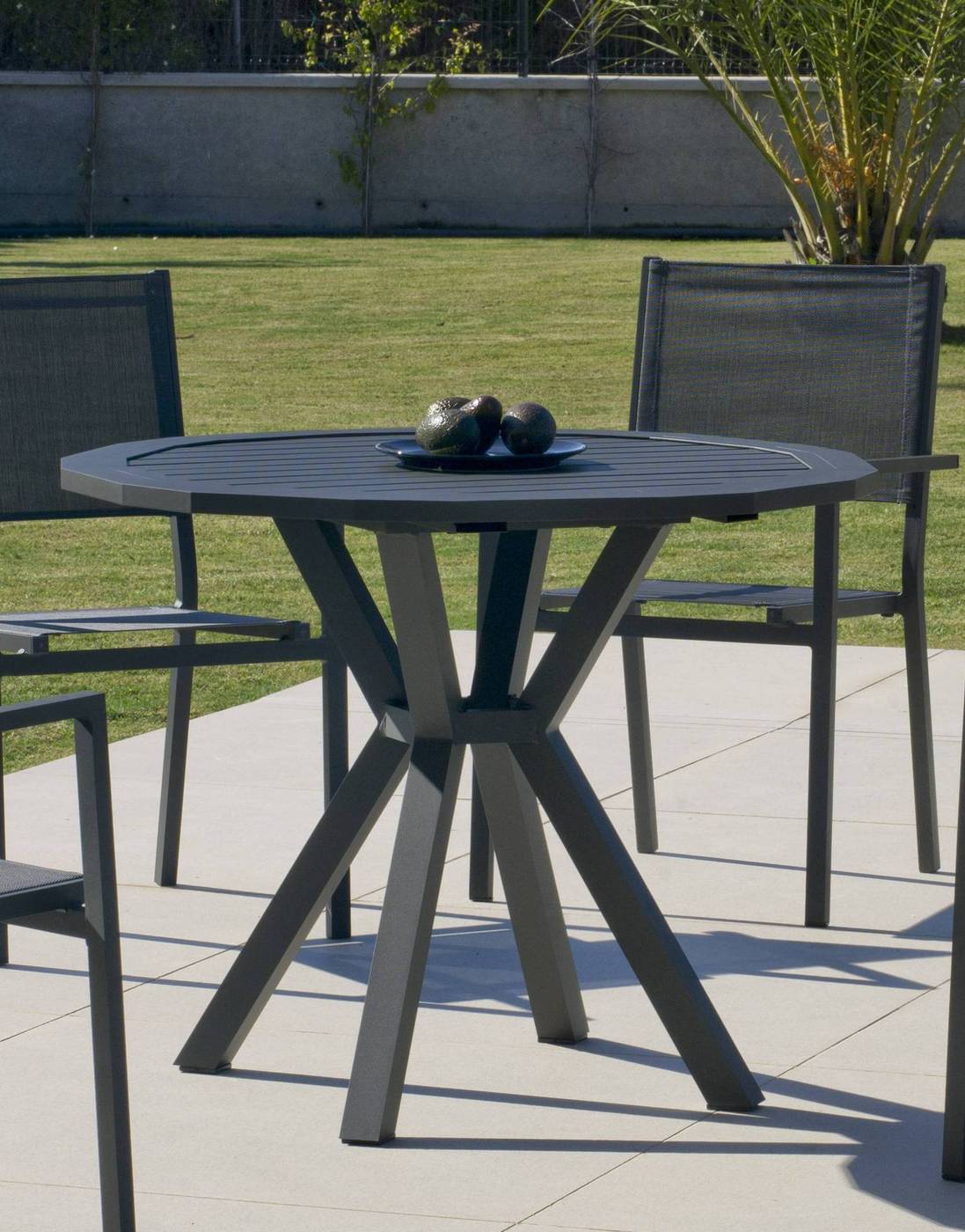 Moderna mesa poligonal de 100 cm, de aluminio luxe color blanco, antracita, champagne, plata o marrón, con tablero de lamas de aluminio.