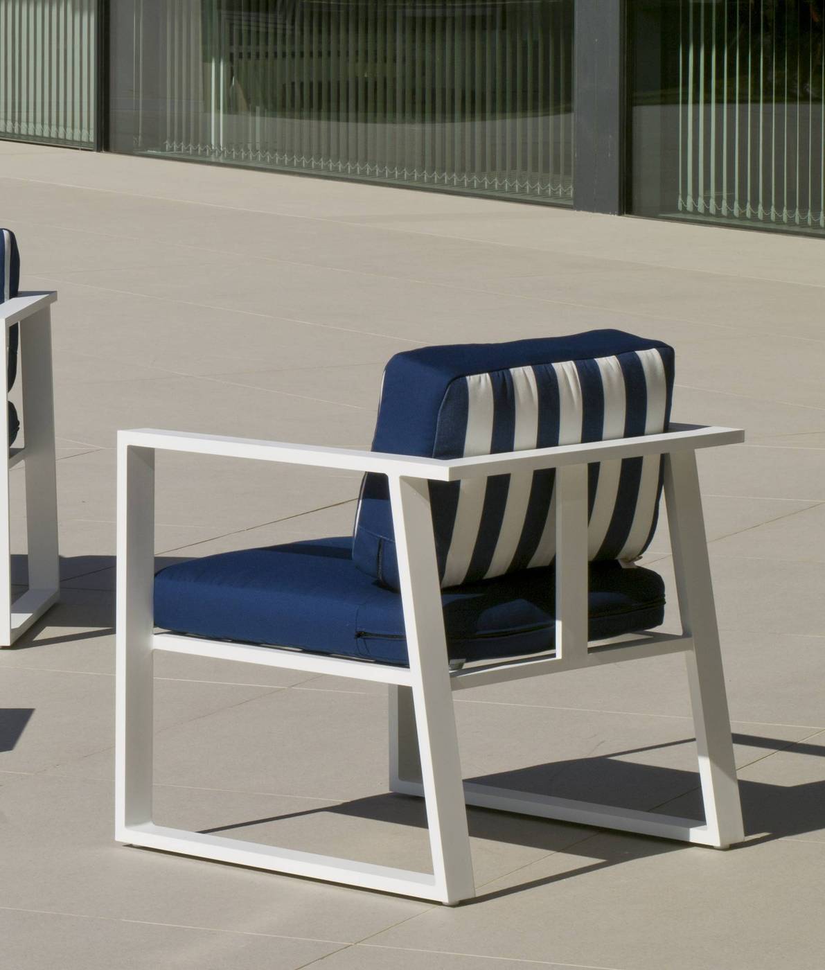 Conjunto Aluminio Luxe Boracay-8 - Conjunto aluminio luxe: 1 sofá de 3 plazas + 2 sillones + 1 mesa de centro + cojines. Disponible en color blanco, plata y antracita.