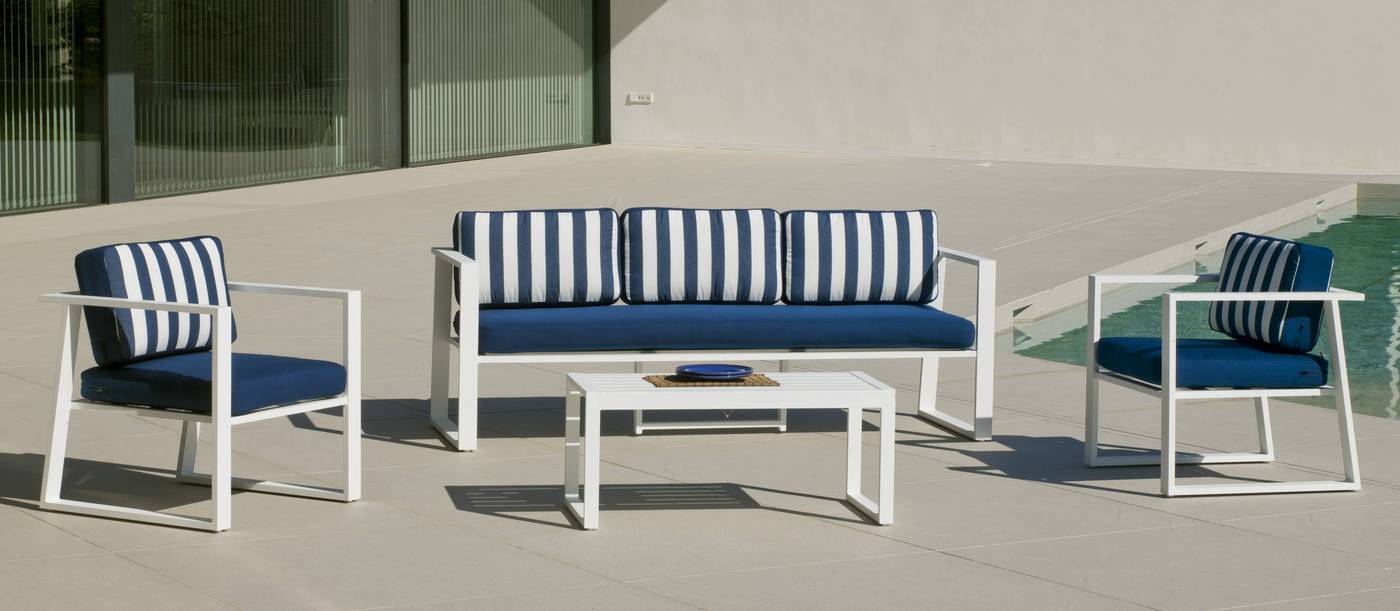 Conjunto aluminio luxe: 1 sofá de 3 plazas + 2 sillones + 1 mesa de centro + cojines. Disponible en color blanco, plata y antracita.